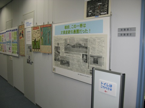 図:パネル展示(廊下)