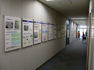 図:パネル展示(廊下)1